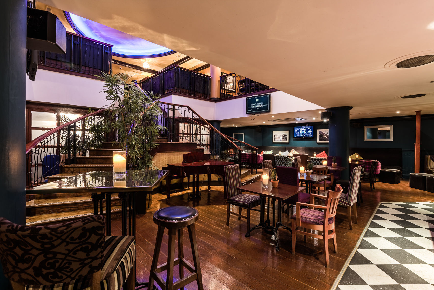 Book Basement, Henry's Cafe Bar Covent Garden (London