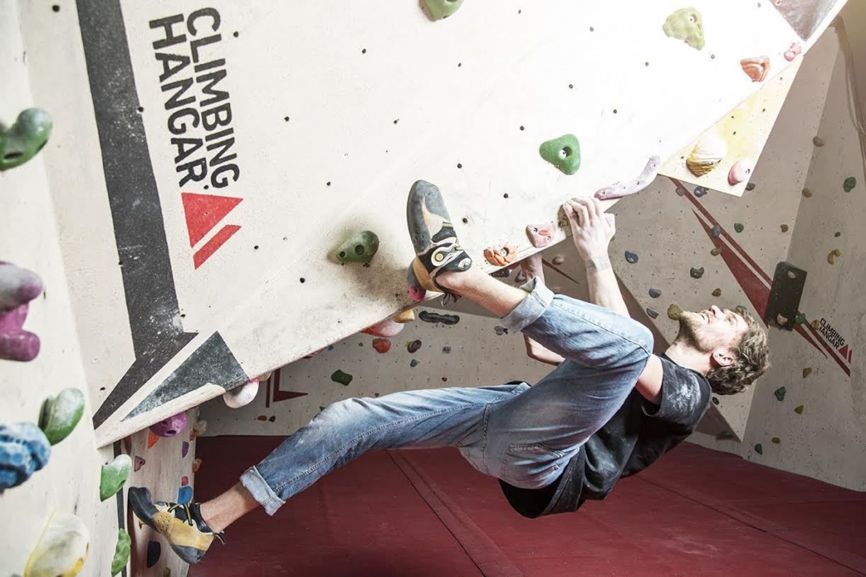 Book Indoor Bouldering Centre, The Climbing Hangar (London) HeadBox
